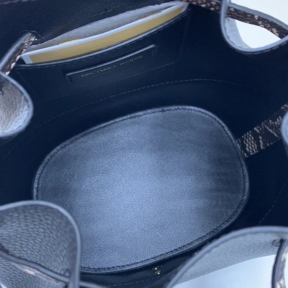 MICHAEL KORS 
Reed Md Pebbled Leather Belted Bucket Messenger Satchel Crossbody - Picture 6 of 16